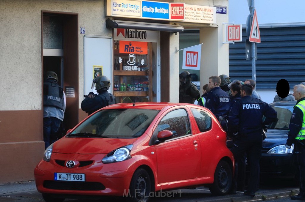 Einsatz BF Pol SEK Bedrohungslage Koeln Buchheim Herlerstr P25.jpg